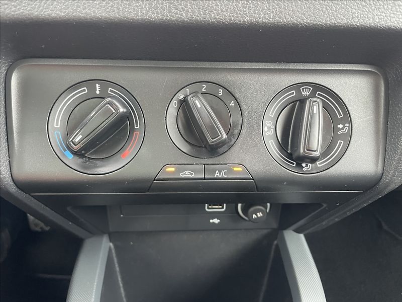 Škoda Fabia 1,0 MPi 55kw Klima Tažné Euro6 - fotka 16 z 29