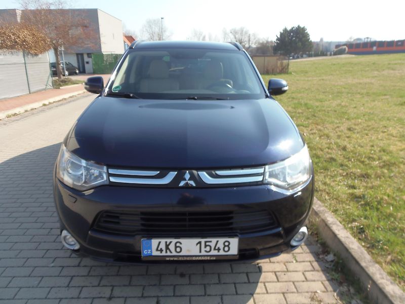 Mitsubishi Outlander (2013) 2.2 Di-D 4x4 AUTOMAT tažné - fotka 2 z 23