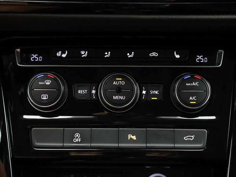 Volkswagen Touran 2,0 TDI 110kW Highline DSG DPH - fotka 24 z 33