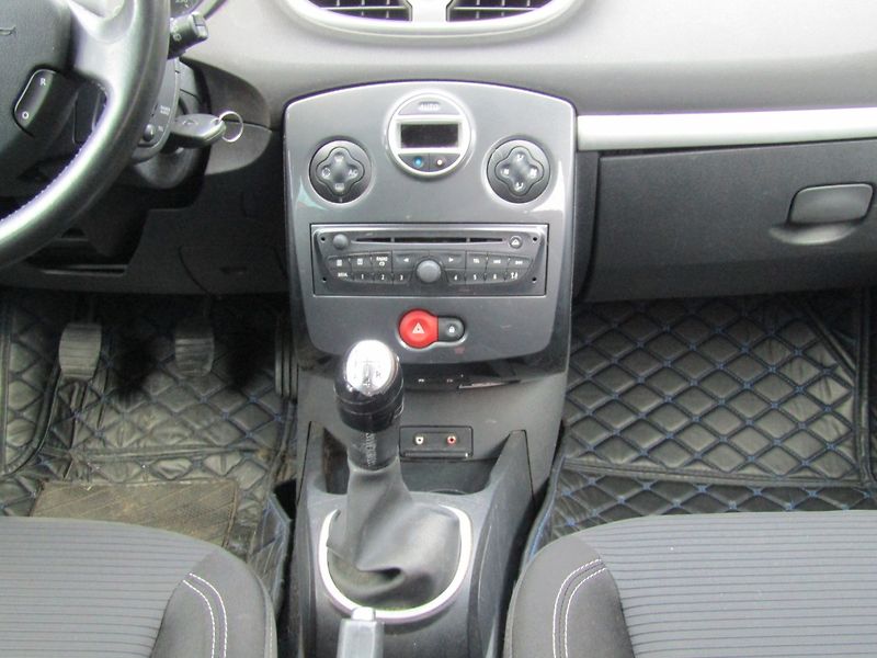Renault Clio (2013) 1.2i 55kW  ZIMNÍ PNEU - fotka 17 z 34