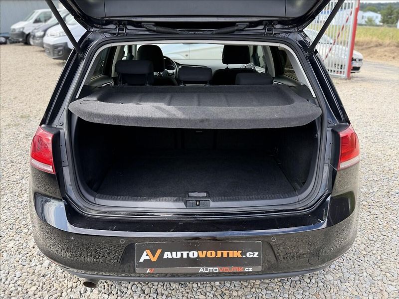 Volkswagen Golf 1,6 TDI 81kW DSG NAVI - fotka 23 z 27