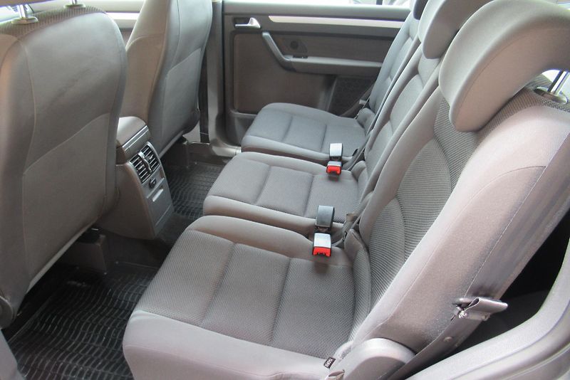 Volkswagen Touran 1.6 TDI AUT. KLIMA TAŽNÉ - fotka 14 z 26