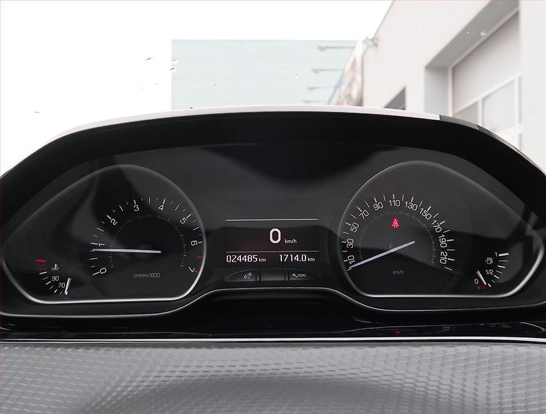 Peugeot 208 (2017) Allure 1.2 PureTech - fotka 11 z 15