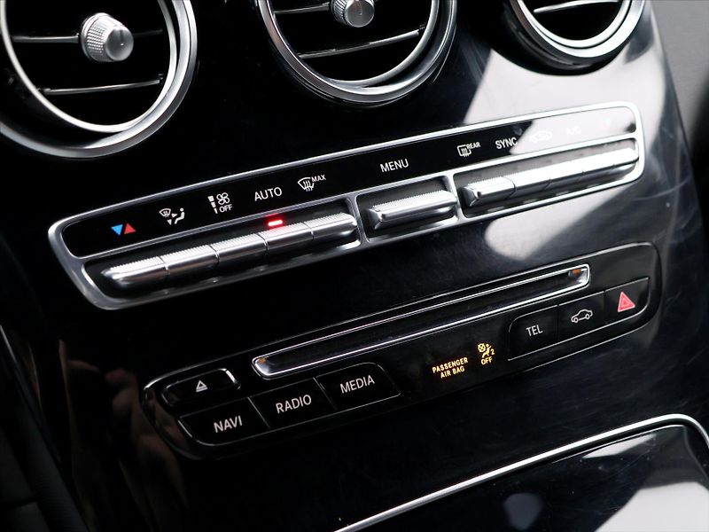 Mercedes-Benz GLC 2,0 250 4MATIC AMG LINE - fotka 23 z 27
