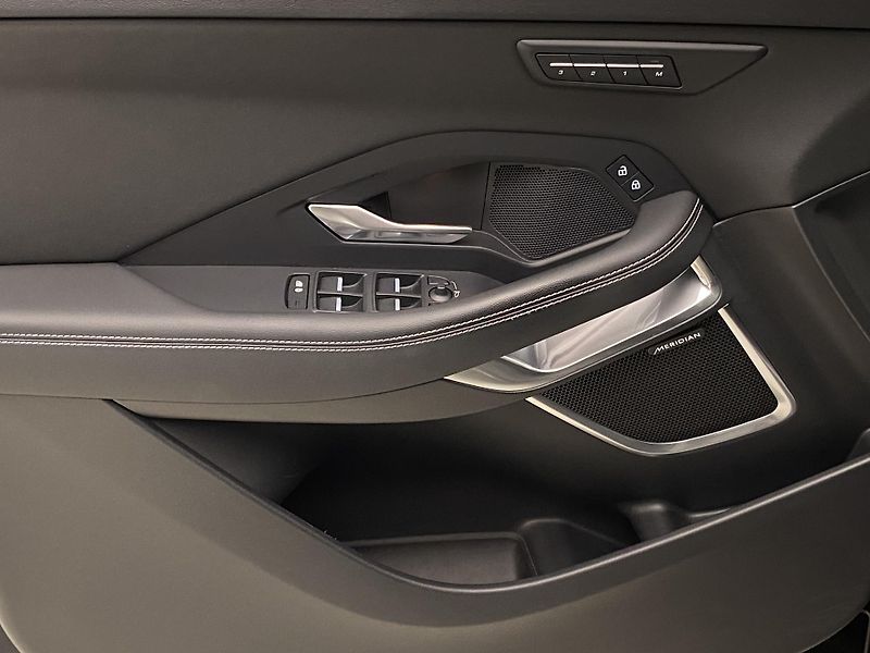 Jaguar E-Pace P250 R-DYNAMIC SE  REZERVACE - fotka 29 z 44