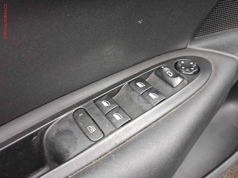 Citroën C4 (2011) 1.4i, AC - fotka 13 z 14