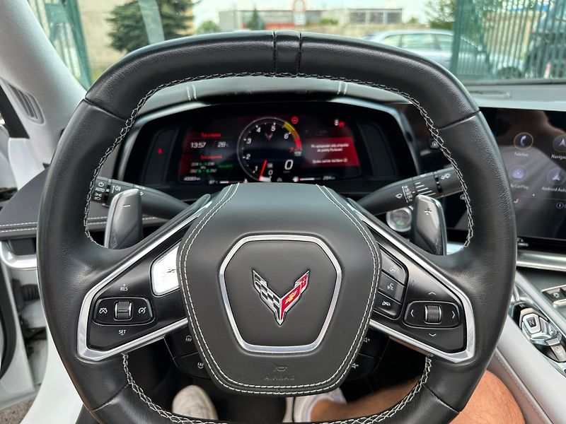 Chevrolet Corvette (2022) C8 Stingray 6.2 V8 354kW Targa - fotka 29 z 33