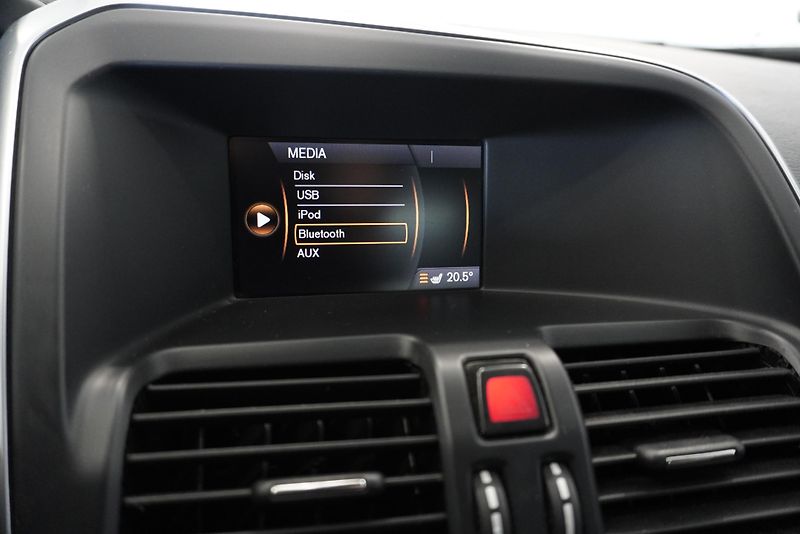Volvo XC60  2.4 D5 MOMENTUM AWD AUTOMAT - fotka 22 z 27