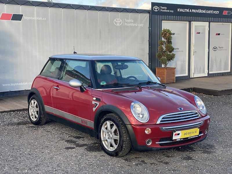 Mini Cooper 1.6i, automat, STK 03/2028 - fotka 1 z 13