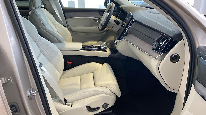 Volvo XC90 (2025) PLUS DARK, T8 AWD, 228+107 kW - fotka 15 z 15