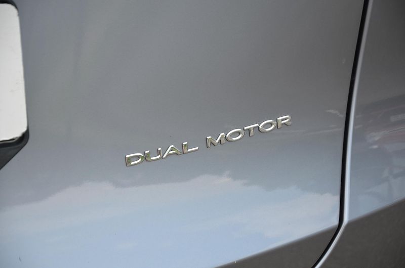 Tesla Model Y (2024) Long Range AWD AT DualMotor - fotka 10 z 13