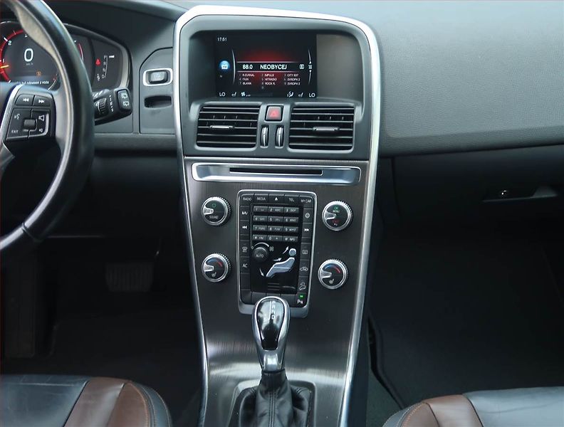 Volvo XC60 (2014) D4, 4X4, Automat, Kůže - fotka 12 z 17