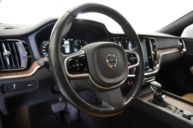 Volvo V60 (2019) CROSS COUNTRY 2,0 D4 AWD AUT. - fotka 19 z 33