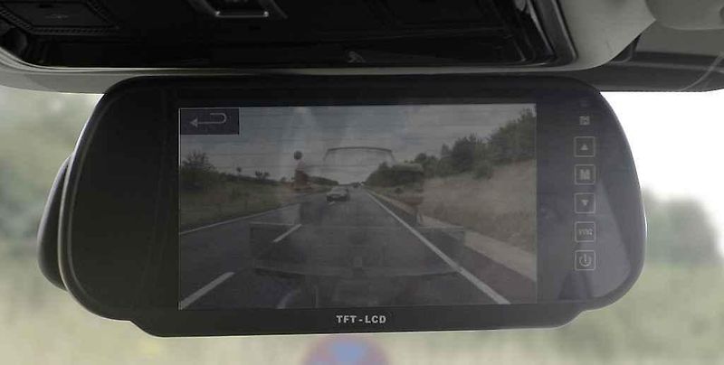 Land Rover vyvíjí kamerový systém, který umožní vidět skrz tažený přívěs nebo karavan.