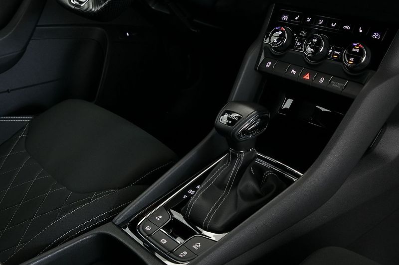 Škoda Karoq 2.0TSI 140kW DSG 4x4 Sportline - fotka 25 z 43