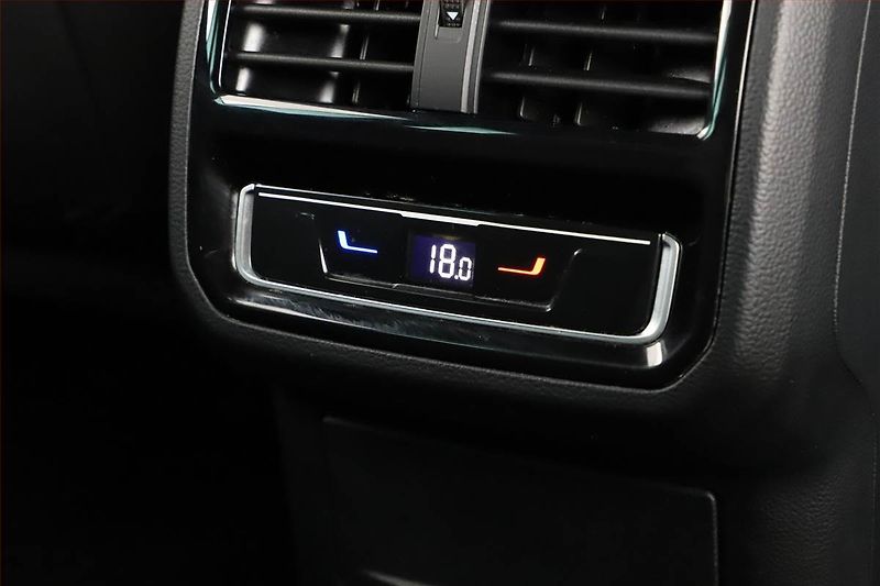 Volkswagen Passat (2023) 2.0 TDI - fotka 18 z 20
