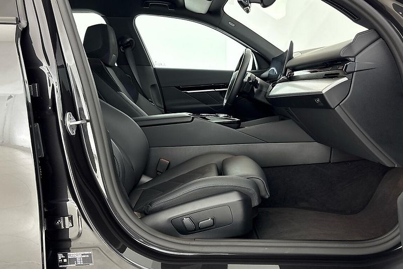 BMW Řada 5 540d xDrive Touring - fotka 12 z 24
