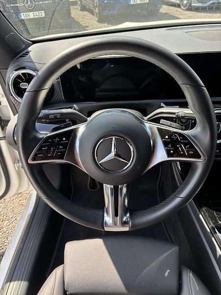Mercedes-Benz CLA (2024) 200d shooting brake - fotka 11 z 15