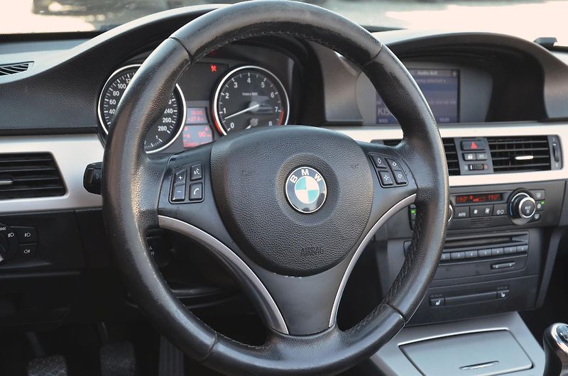 BMW Řada 3 (2009) 325i 155kW E93 Cabrio / manuál - fotka 18 z 28