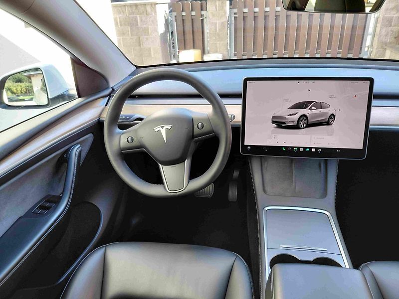 Tesla Model Y (2023) AWD Long R.   - fotka 12 z 17