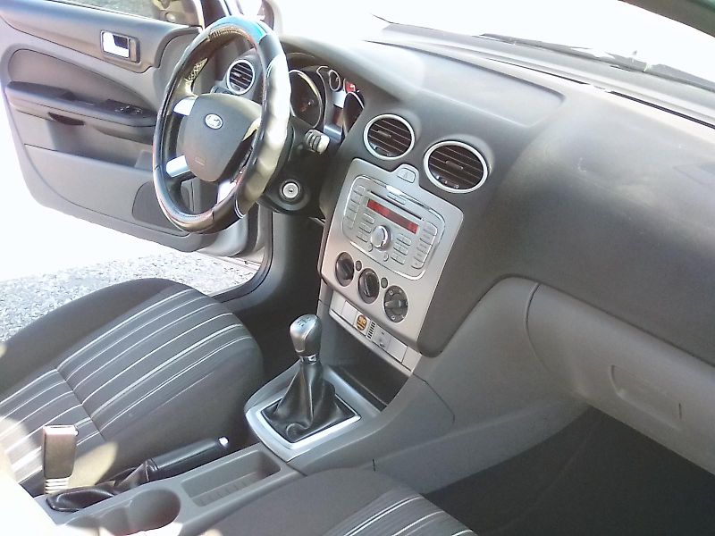 Ford Focus (2008) 1.6i 16V, kombi, 2.majitel - fotka 17 z 30