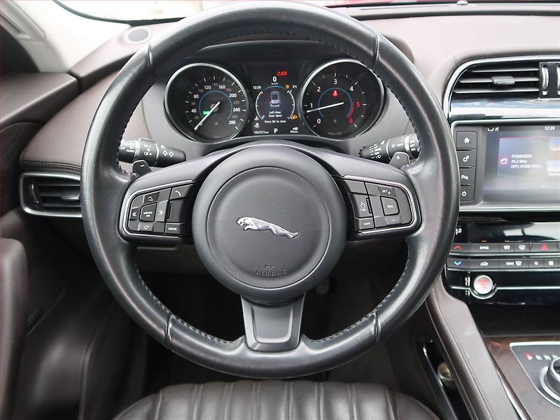 Jaguar F-Pace (2017) 20d AWD, 4X4, Automat, Kůže - fotka 18 z 19