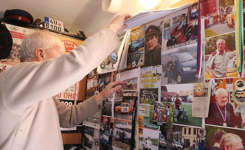 Nadšenec pro motoristické veterány Jindřích Kabourek u pýchy své sbírky, policejní Jawy 354, přezdívané nanuk.