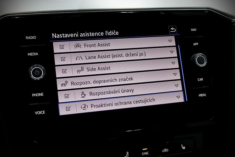Volkswagen Passat 2.0 TSI 140 kW DSG Elegance - fotka 34 z 47