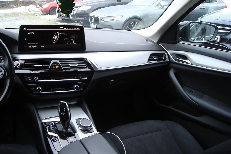 BMW Řada 5 (2021) 530e Xdrive, ČR, 1.Maj.S.Kn. - fotka 39 z 65