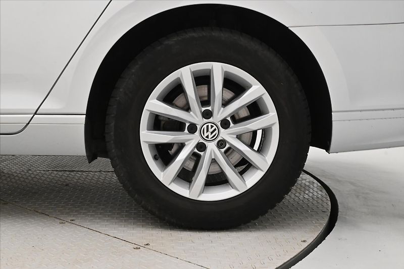 Volkswagen Passat 2,0 TDI 110 kW DSG Business Zá - fotka 32 z 32