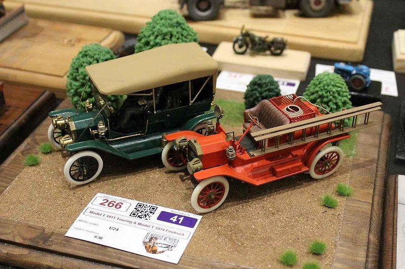 Přes šest stovek modelů bylo k vidění při 22. ročníku soutěžní výstavy Kladenská Wejhybka. Na snímku je malá dioráma s motocyklem Wanderer 4HP z roku 1916.