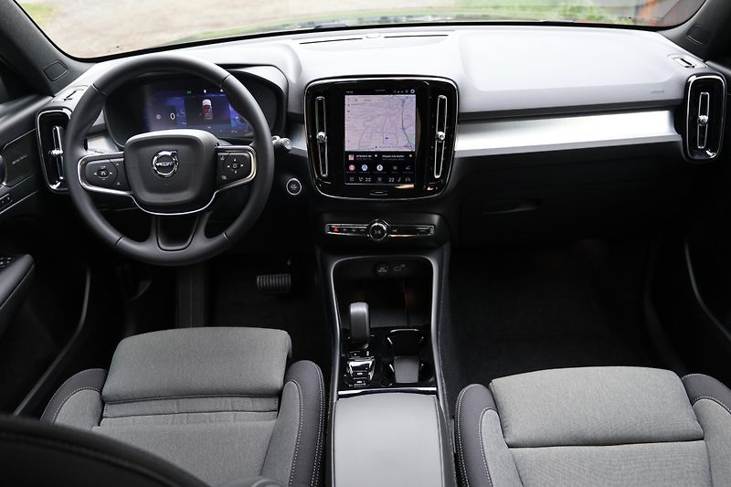 Volvo XC40 (2025) Plus, B3 Mild hybrid - fotka 11 z 19