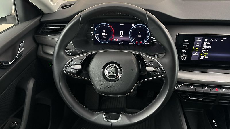 Škoda Octavia 2.0 TDI Ambition Combi - fotka 9 z 24