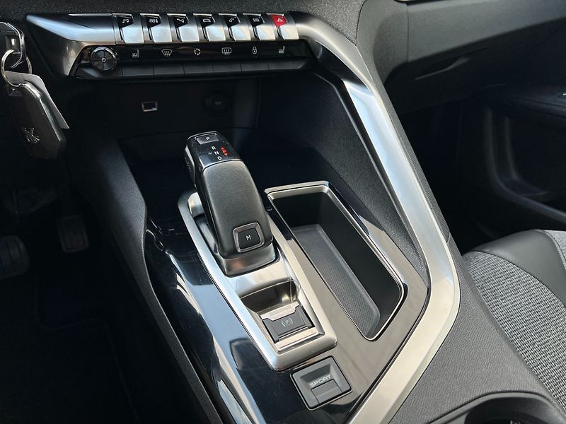 Peugeot 5008 (2018) 1.2PT 96kW A/T! 7míst! Allure! - fotka 16 z 41