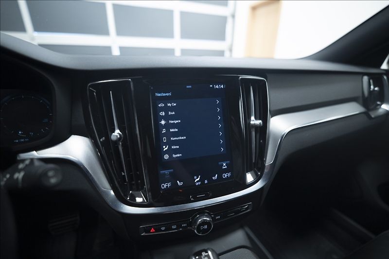 Volvo V60 2,0 D4 R-DESIGN NAVI KAMERA ČR - fotka 23 z 40