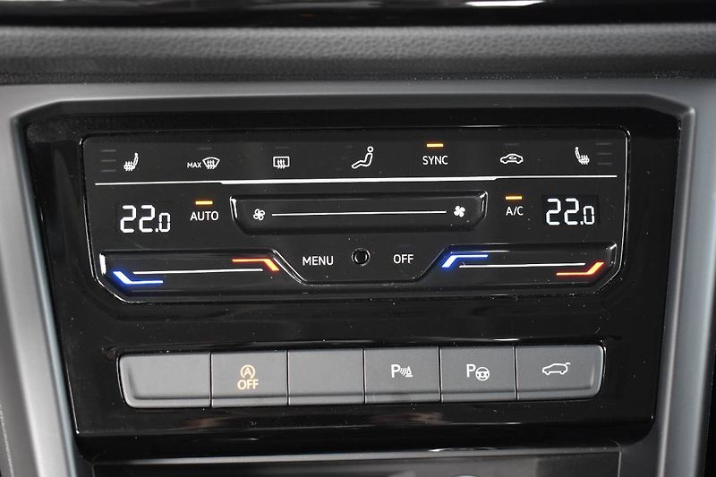 Volkswagen Touran (2023) 1.5TSI 110kW 7 míst, LED - fotka 23 z 25