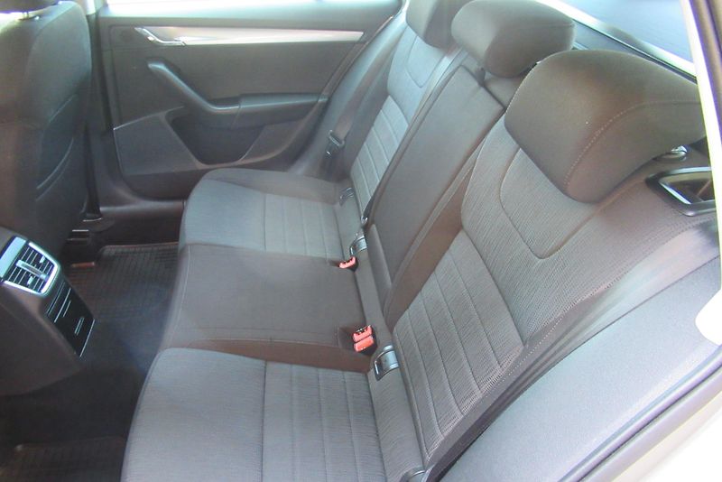 Škoda Octavia 2.0 TDi AUT.KLIMA NAVIGACE - fotka 17 z 21