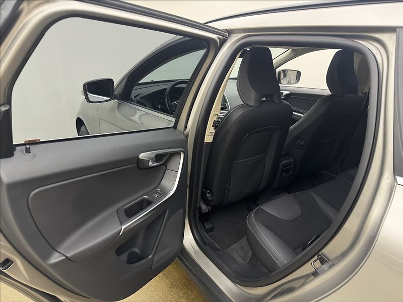 Volvo XC60 2,4 D3 4X4 AUT. VÝHŘEV LED ČR - fotka 31 z 40