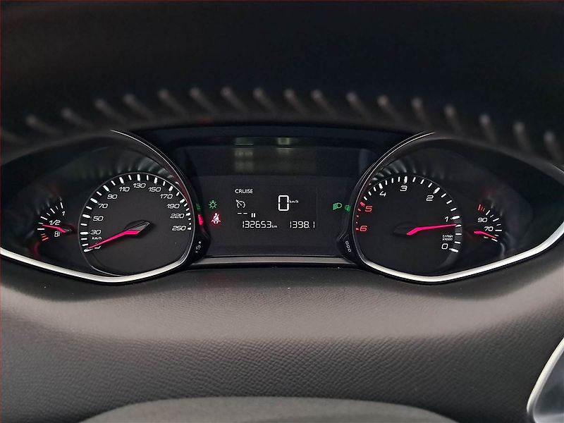 Peugeot 308 (2019) 1.6 BlueHDi, Xenony, Tempomat - fotka 11 z 18