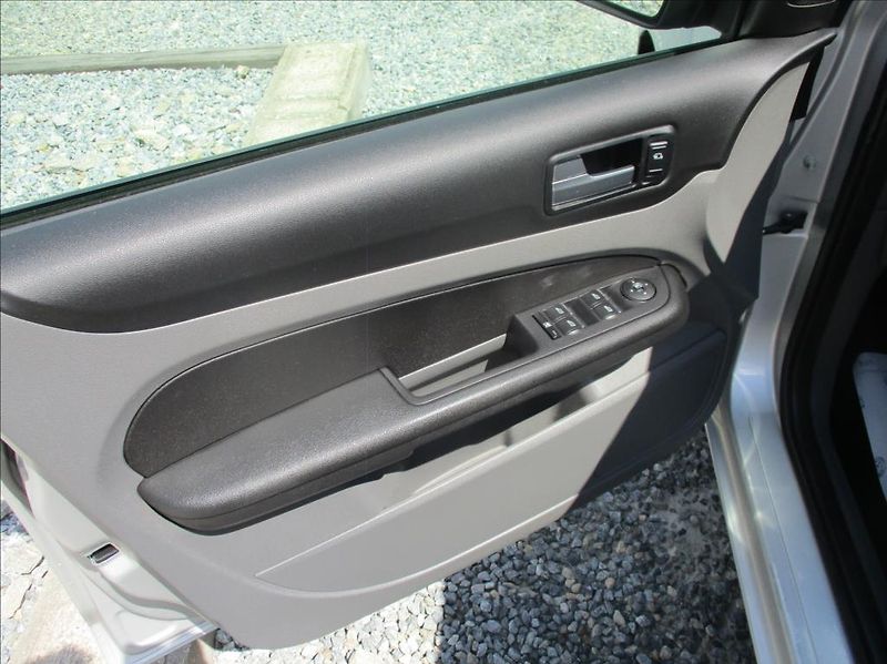 Ford Focus 1,6 i, klima, serv. kniha, - fotka 18 z 33