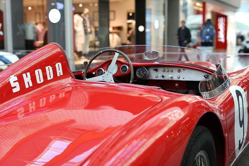Desítkami historických aut značky Škoda se lze od čtvrtka kochat v obchodním centru Olympia v Brně. K vidění je třiadvacet aut, pět motocyklů a jízdní kolo.