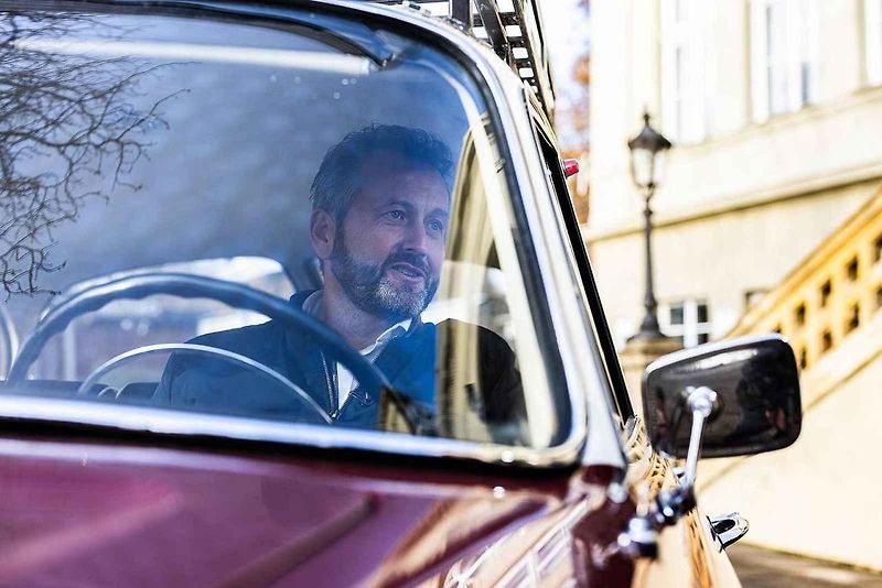 Šest českých automobilových veteránů pojede na světovou výstavu EXPO 2025. Na snímku je Josef Zajíček, vedoucí expedice Robot 2025 a Zdeněk Thoma, vedoucí expedice Sakura 1970.