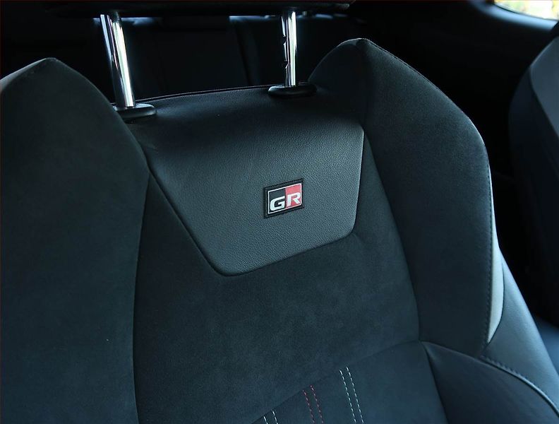 Toyota C-HR (2023) GR Sport 1.8 Hybrid - fotka 25 z 26