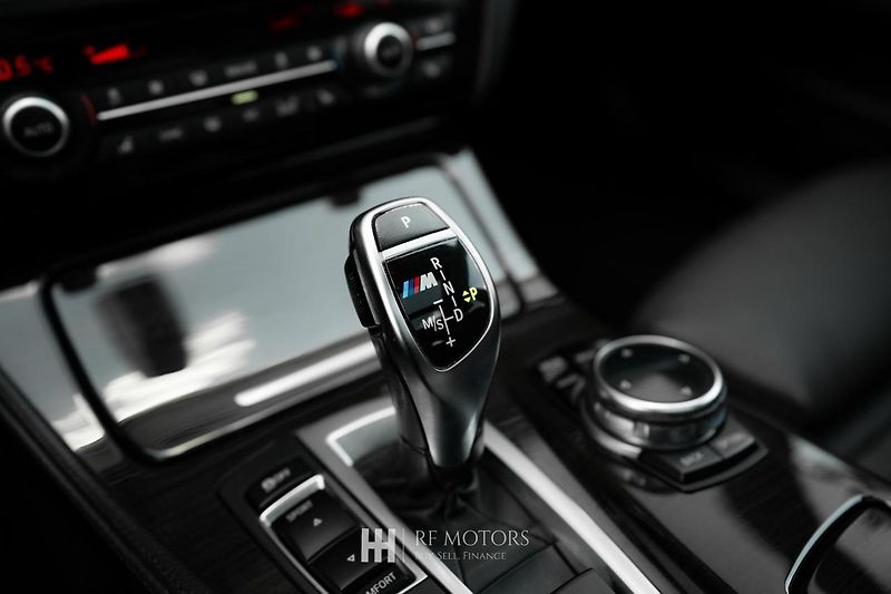BMW Řada 5 (2013) M550d xDrive 280kW Touring - fotka 44 z 51