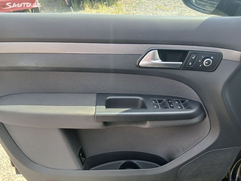 Volkswagen Touran (2012) 1.4 TSI, 7 míst - fotka 15 z 34
