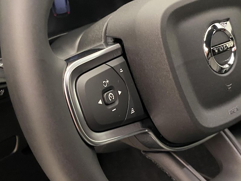 Volvo XC40 (2026) B4 AUT DARK PLUS - fotka 24 z 61