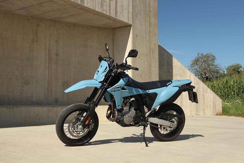 DR-Z4SM je čistokrevný silniční motard, jakých dnes na trhu mnoho nenajdete.
