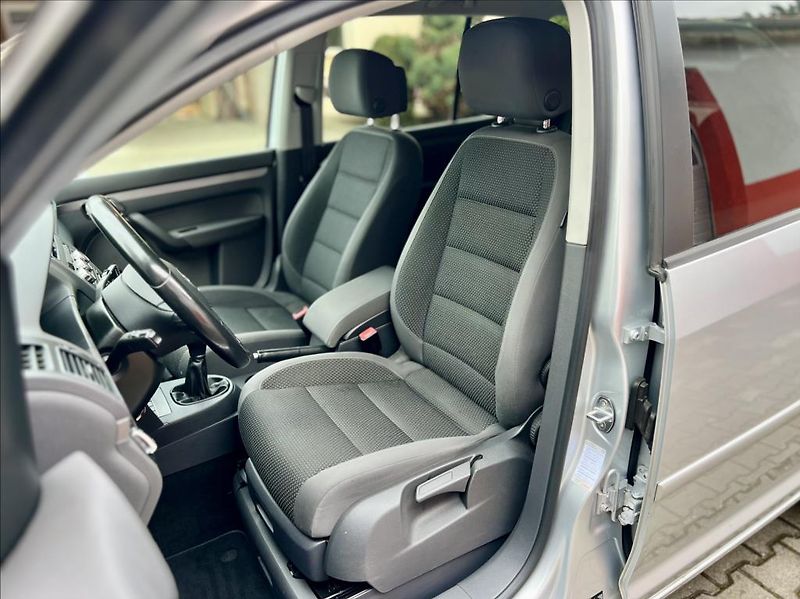 Volkswagen Touran 1,6 TDi  NAVI / kamera / ALU - fotka 9 z 44