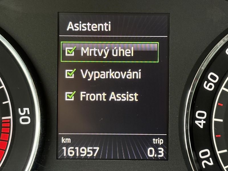 Škoda Superb Combi 1.6 TDI STYLE 88 kW M6F - fotka 16 z 30
