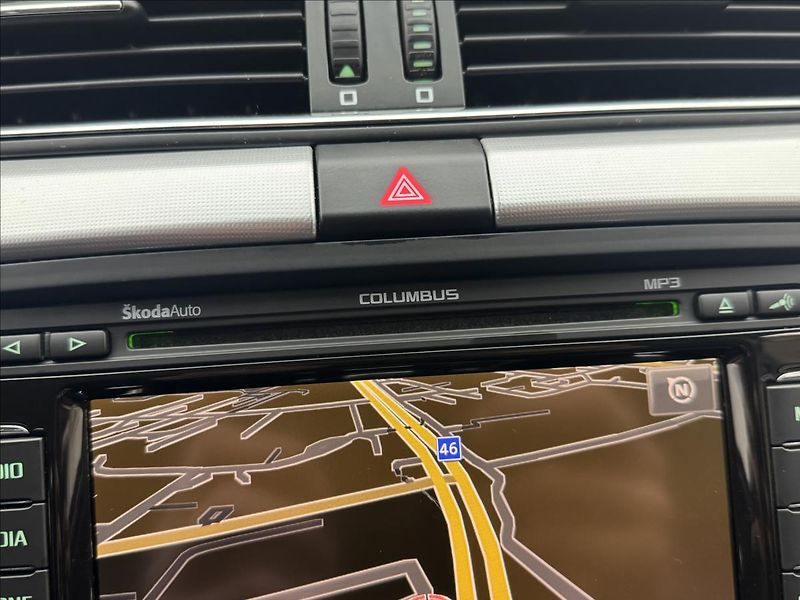 Škoda Superb 2,0 TDi DSG ALU COLUMBUS TAŽNÉ - fotka 14 z 32